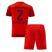 Camiseta Bayern Munich Dayot Upamecano #2 Primera Equipación Replica 2024-25 para niños mangas cortas (+ Pantalones cortos)